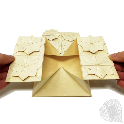 折り畳みオブジェ 色々なポケットが開かれる折紙系オブジェ